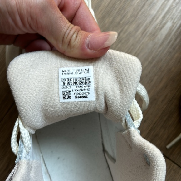 Never worn Reebok classics - Picture 3 of 4